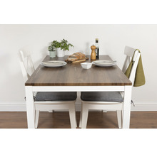 Eettafel met twee stoelen, servies, brood en decoratie