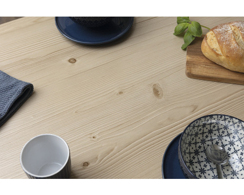 Houten tafelblad met servies en brood