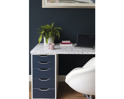 Werkkamer met bureau, bureaustoel en decoratieve items