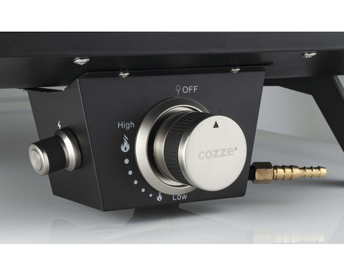 Detailopname van de bedieningselementen van een Cozze grill met draaiknoppen voor temperatuur en ontsteking