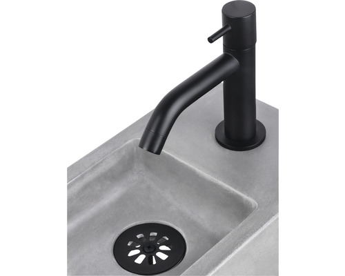 Wastafel met zwarte kraan en afvoergarnituur