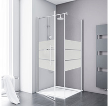 Douchecabine met helder glas en horizontale strepen voor de badkamer