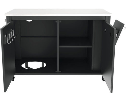 Buitenkast met open deuren, interieur met planken en haken