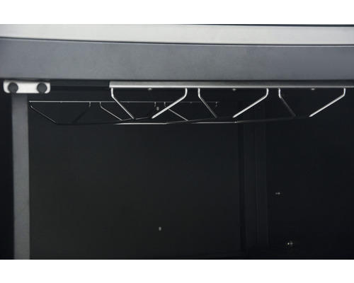 Binnenaanzicht van een kast met een houder voor wijnglazen