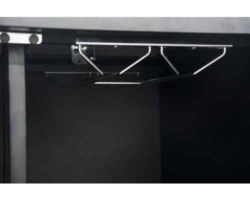 Interieur van een kast met een houder voor wijnglazen