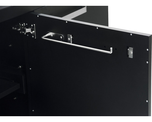 Binnenkant van een zwarte kastdeur met een handdoekhouder