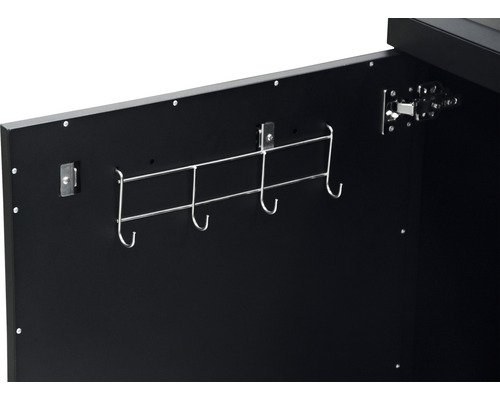 Binnenaanzicht van een kast met metalen haken voor opslag