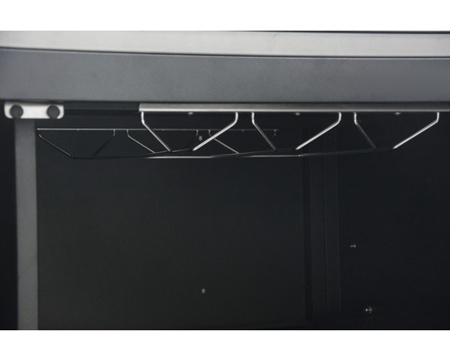 Wijnrek met metalen beugels voor het opbergen van glazen