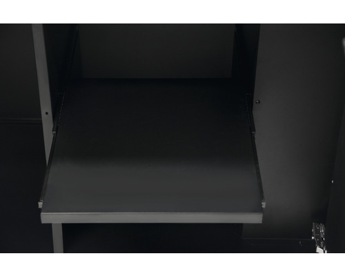 Binnenkant van een kast met een legplank