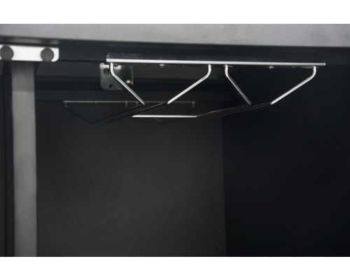 Binnenaanzicht van een kast met metalen houder voor wijnglazen