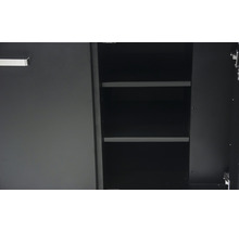 Detailopname van een open metalen kast met planken