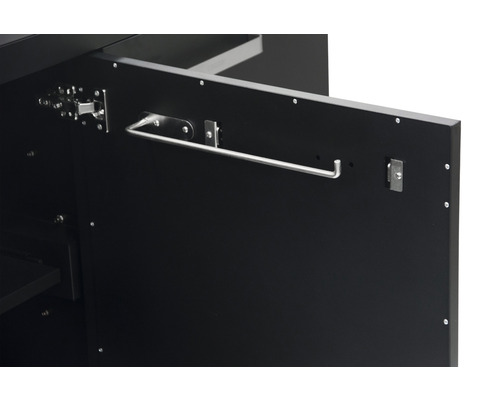 Binnenaanzicht van een geopende kastdeur met handdoekhouder