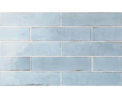 Blauwe, rechthoekige tegels met voegen