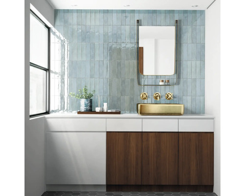 Badkamer met wastafel, spiegel en tegels