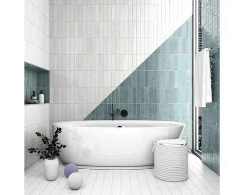 Moderne badkamer met ligbad, tegels en decoratie
