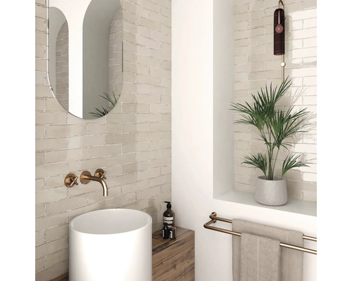 Lichte badkamer met wastafel, spiegel, kraan, handdoekrek en planten