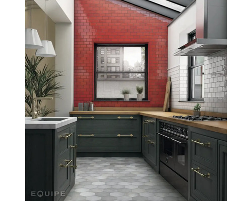 Lichte keuken met rode bakstenen tegels, donkere meubels en zeshoekige vloertegels.