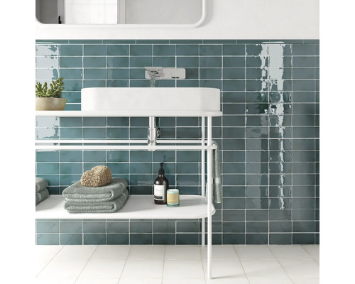 Moderne badkamer met wastafel, rek en tegelwand