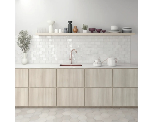 Keukenscène met gootsteen, kraan, werkblad, kasten, planken en servies