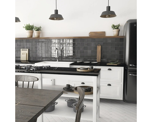 Keukenscène met kookeiland, gootsteen, fornuis, tegels en koelkast