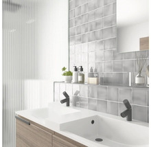 Moderne badkamer met dubbele wastafel, grijze tegels en douchecabine