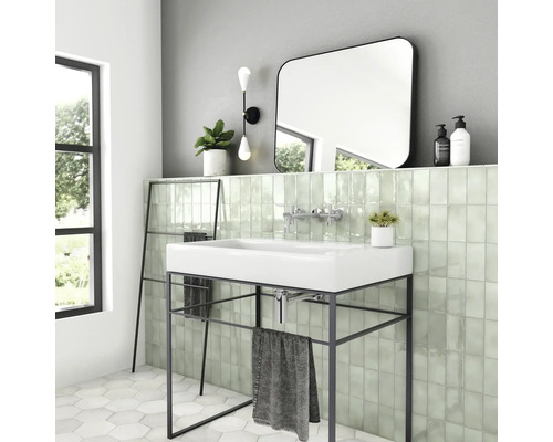 Moderne badkamer met wastafel op frame, spiegel en wandlamp