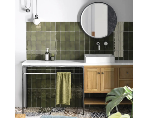 Moderne badkamer met groene tegels, wastafel, spiegel en handdoekenrek