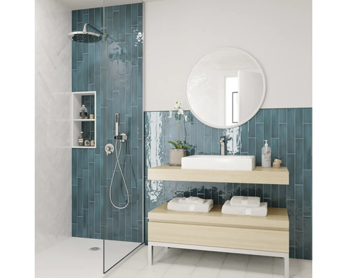 Lichte badkamer met douche, wastafel, spiegel en planken