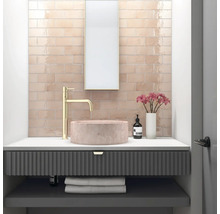 Moderne badkamer met wastafel, spiegel en wandtegels
