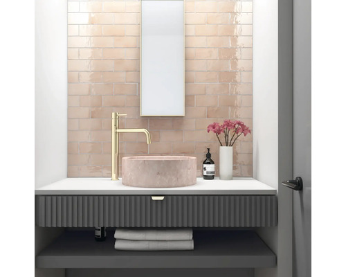 Moderne badkamer met wastafel, spiegel en wandtegels