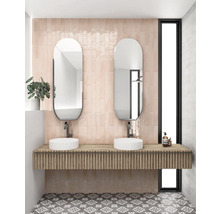 Moderne badkamer met dubbele wastafel, spiegels en vloertegels met patroon