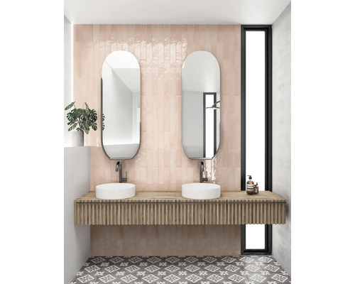 Moderne badkamer met dubbele wastafel, spiegels en vloertegels met patroon