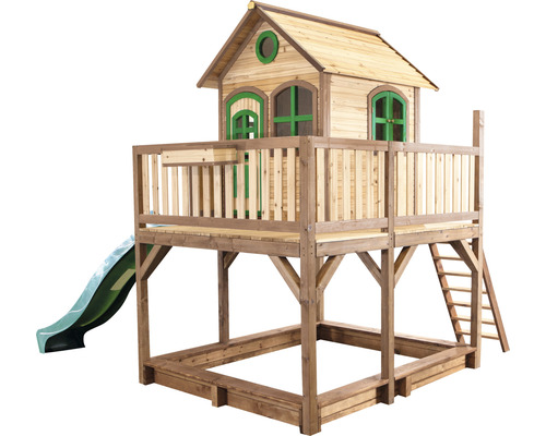 Houten speelhuis met glijbaan en zandbak