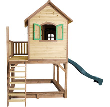 Houten speelhuis met glijbaan, ladder en zandbak
