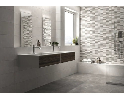 Moderne badkamer met dubbele wastafel, spiegel en grijze tegels