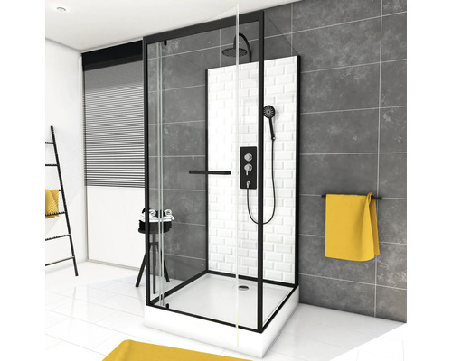 Badkamer met douchecabine met zwart frame, hoofddouche en handdouche