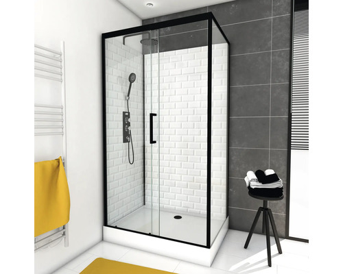 Douchecabine met glazen deuren en douchearmatuur in de badkamer