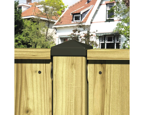 Detailweergave van een houten schutting met paalafdekking