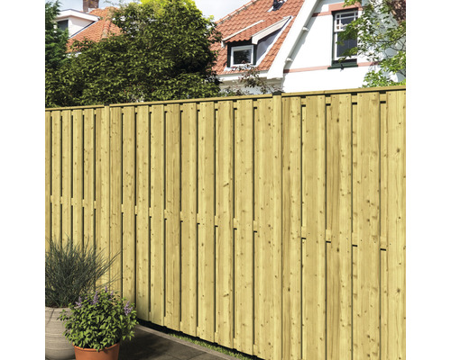 Houten schutting in de tuin