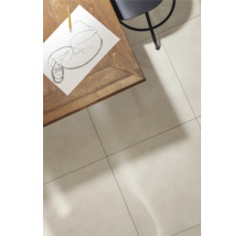 Bovenaanzicht van een kamer met een tegelvloer, een houten tafel, een stoel en een tekening