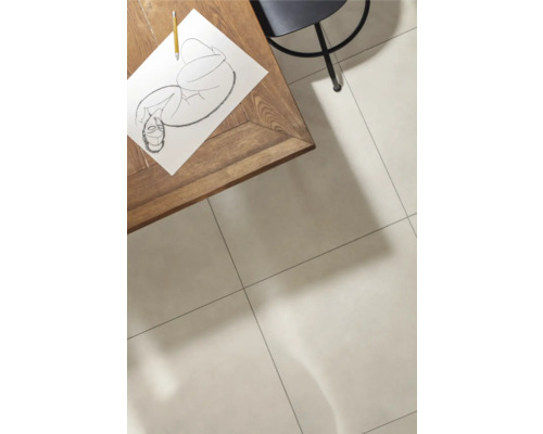 Bovenaanzicht van een kamer met een tegelvloer, een houten tafel, een stoel en een tekening