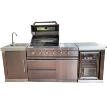 Buitenkeuken met gootsteen, barbecue, laden en koelkast