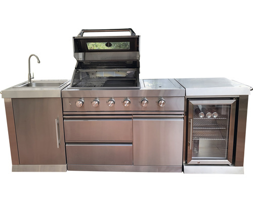 Buitenkeuken met gootsteen, barbecue, laden en koelkast