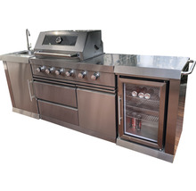 Buitenkeuken met spoelbak, grill, laden en drankkoelkast