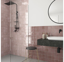 Moderne badkamer met douche, wastafel en spiegel