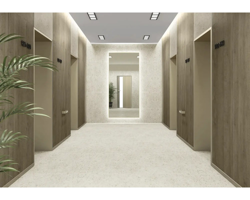 Gang met liftdeuren en spiegel