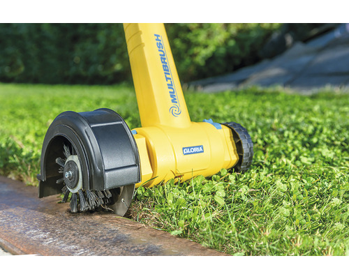 Gloria MultiBrush borstelrol voor voegenreiniging in gebruik