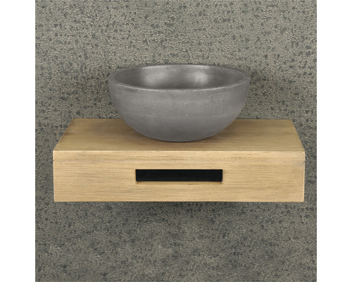 Betonnen wastafel op een houten plank