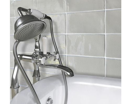 Vrijstaande badkraan met handdouche voor een betegelde wand