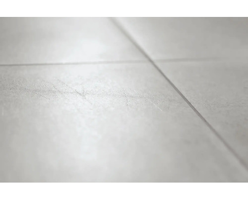 Close-up van lichtgrijze vloertegels met voegen